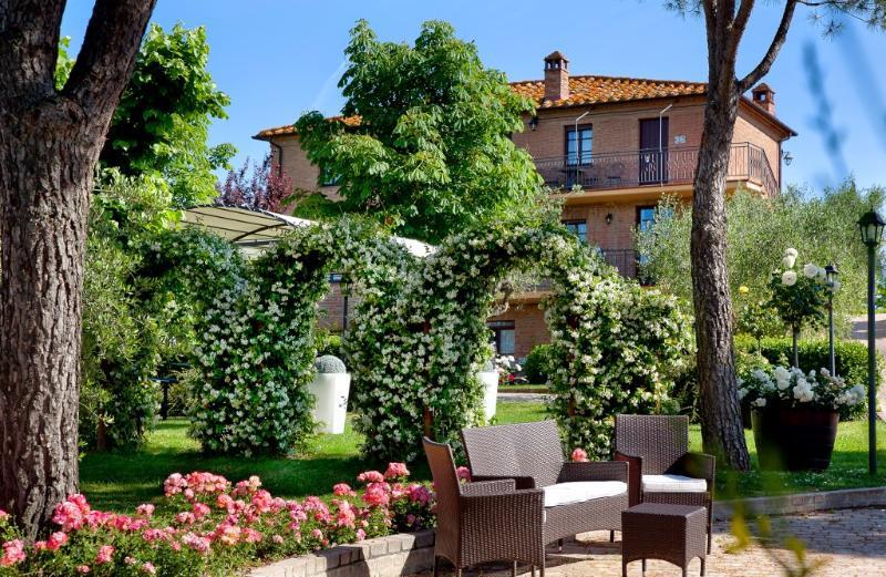 Hotel Borgo Tre Rose Valiano Exterior foto